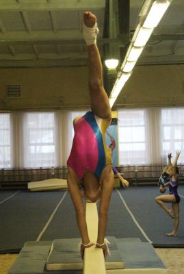 В манеже «Юность» более сотни юных гимнастов выступили против наркотиков